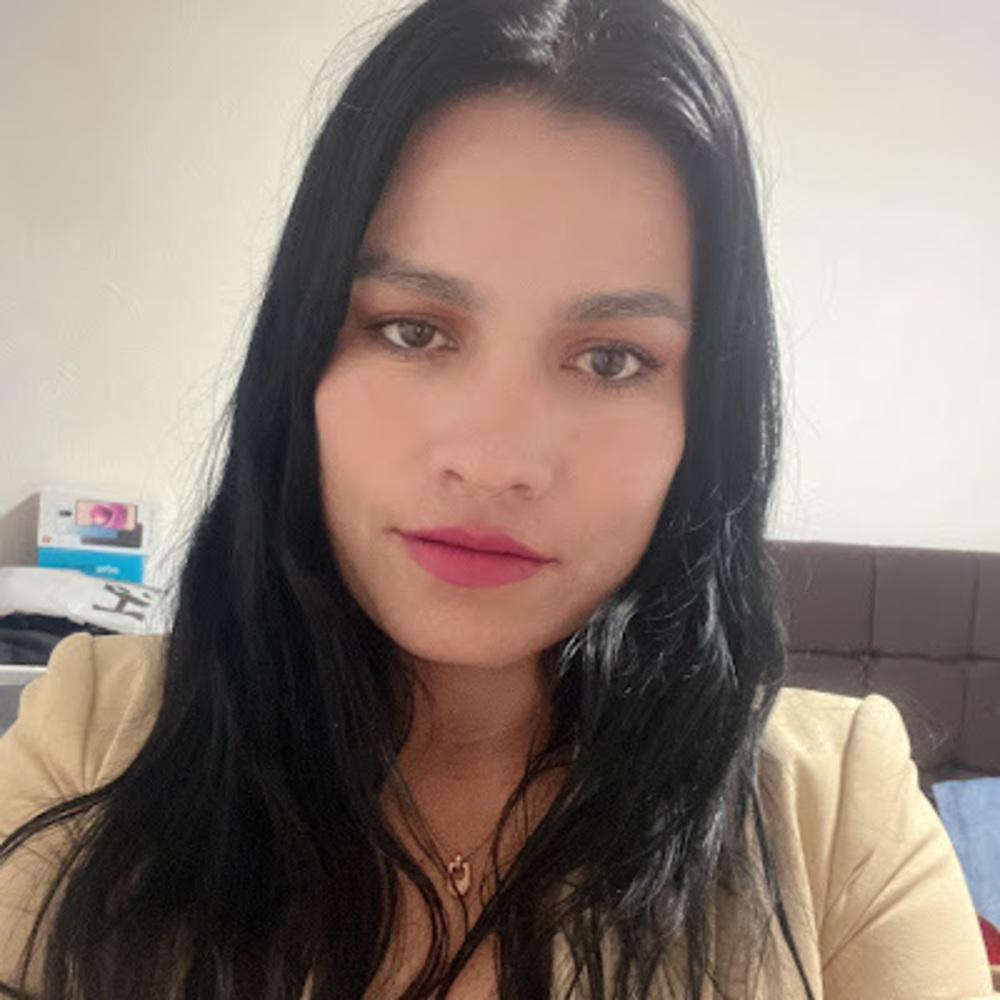 Meet your Posher, Esmeralda